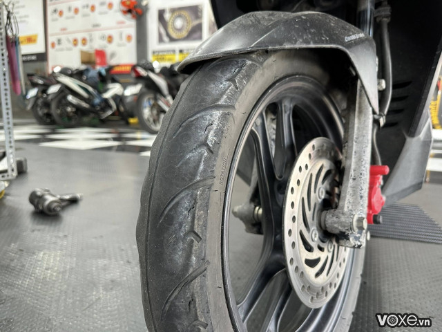 Kiểm tra và thay vỏ michelin cho xe tay ga sau tết nguyên đán - 2