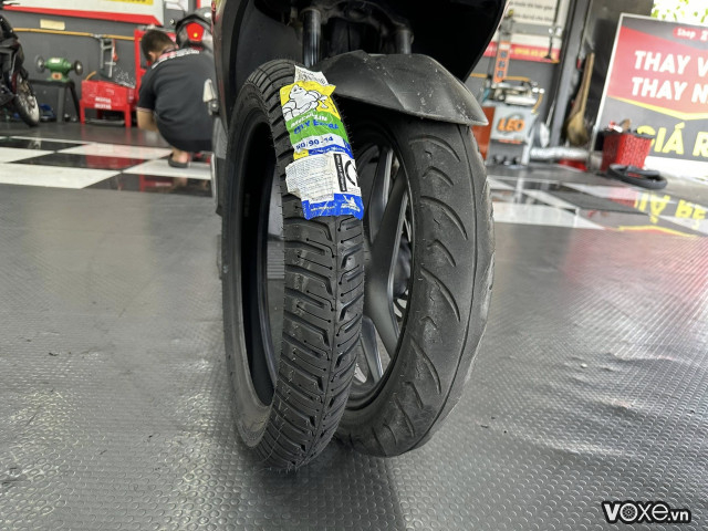 Kiểm tra và thay vỏ michelin cho xe tay ga sau tết nguyên đán - 4